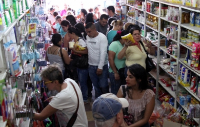 Des-Venezueliens-devalisant-un-supermarche-de-la-ville-frontiere-de-Cucuta-en-Colombie_pics_390
