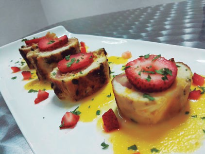 Gastronomía | Rollo de Pechuga, Rellena de Frutas en Salsa de Uchuva