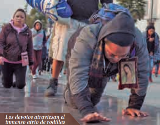 Los Devotos Atraviesan el Inmenso Atrio de Rodillas